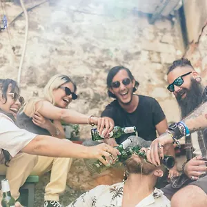Hostel Booze & Snooze Social